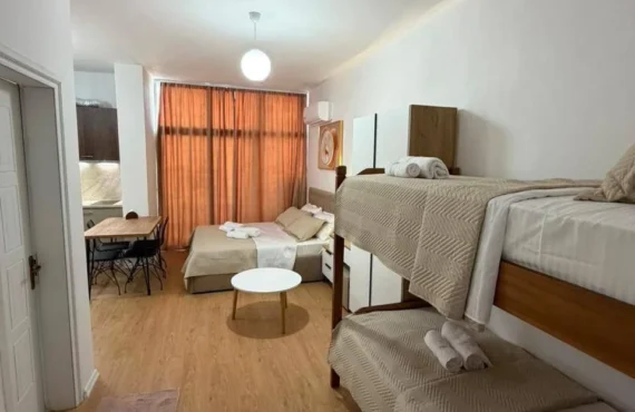 Studio e mobiluar me tarracë dhe hapësirë funksionale në bregdet