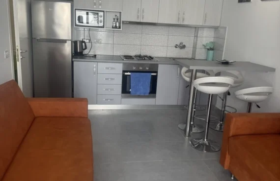 Apartament 1+1 i mobiluar me pamje anësore nga deti. Perëndimi i diellit vjen falas 🌅