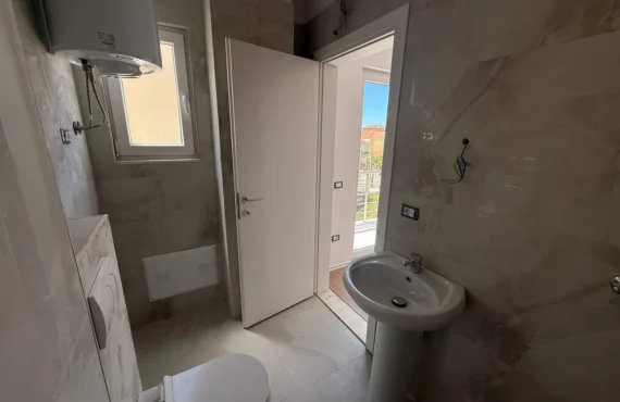 №19 Horizonti detar dhe drita e mëngjesit — apartament buzë detit