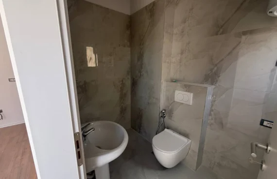№19 Horizonti detar dhe drita e mëngjesit — apartament buzë detit