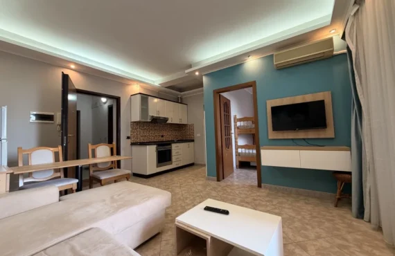 Apartament i mobiluar buzë detit me pamje të hapur nga Adriatiku
