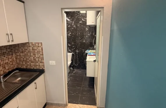 Apartament i mobiluar buzë detit me pamje të hapur nga Adriatiku