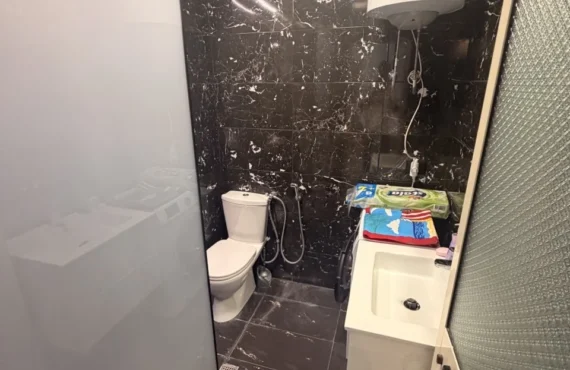 Apartament i mobiluar buzë detit me pamje të hapur nga Adriatiku