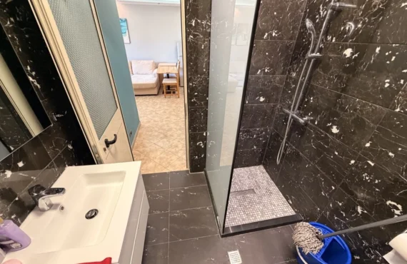 Apartament i mobiluar buzë detit me pamje të hapur nga Adriatiku