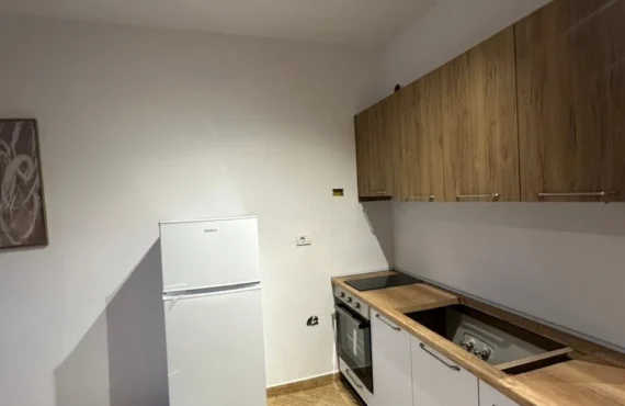 Studio e mobiluar me pamje nga deti — hyr dhe fillo të jetosh