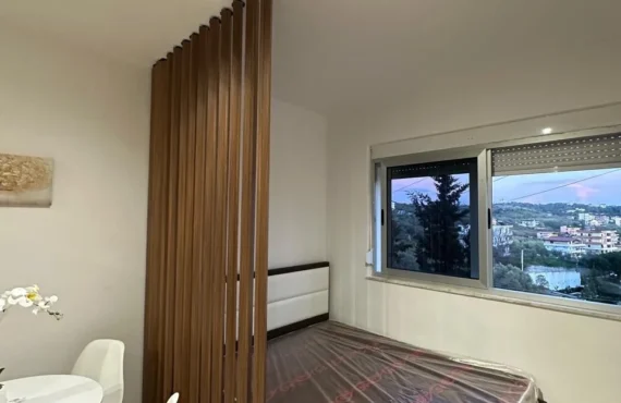 Studio e mobiluar me pamje nga deti — hyr dhe fillo të jetosh