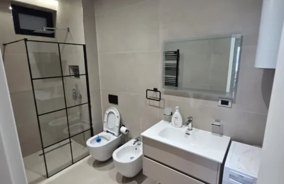 Apartament i mobiluar, minuta nga bregu i Adriatikut