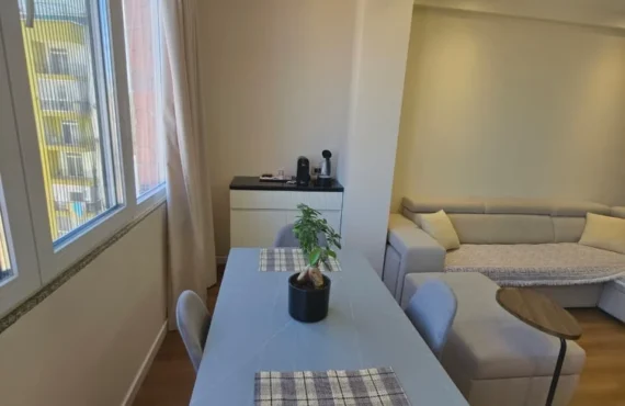 Apartament i mobiluar, minuta nga bregu i Adriatikut