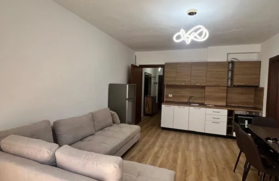 Apartament i mobiluar, hap nga pisha dhe rëra
