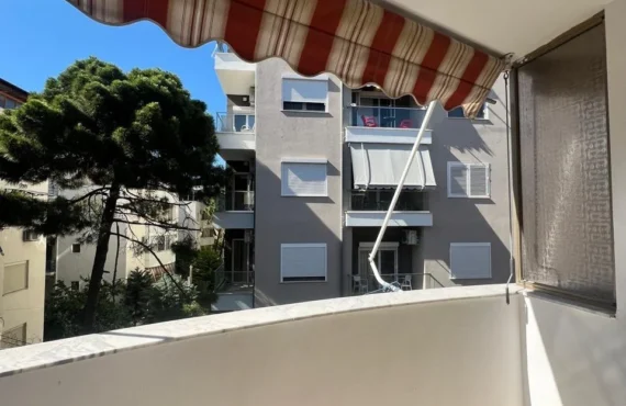 Apartament i mobiluar, hap nga pisha dhe rëra
