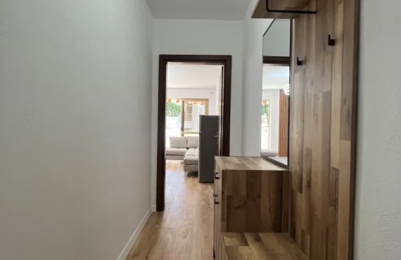 Apartament i mobiluar, hap nga pisha dhe rëra