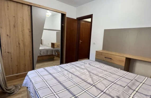 Apartament i mobiluar, hap nga pisha dhe rëra