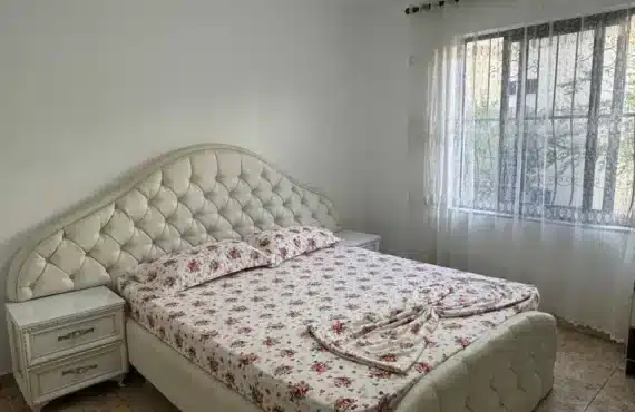 Apartament i mobiluar, disa minuta nga deti