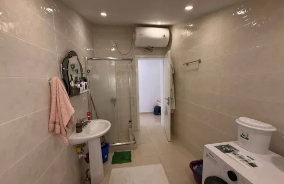 Apartament i mobiluar me tarracë, minuta nga plazhi
