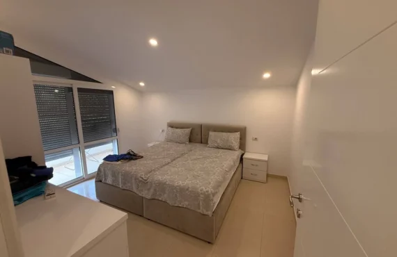 Apartament i mobiluar me tarracë, minuta nga plazhi