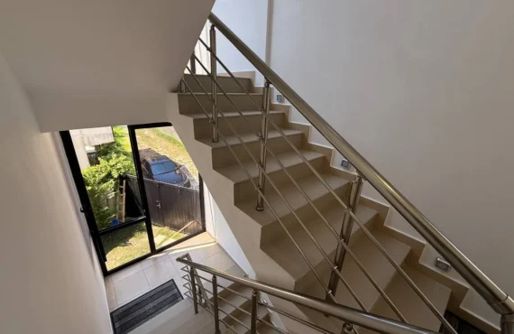 Apartament i mobiluar me tarracë, minuta nga plazhi