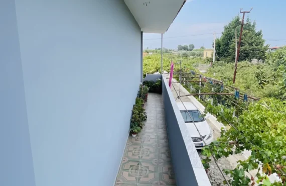 Shtëpi familjare me kopsht dhe parkim të rehatshëm