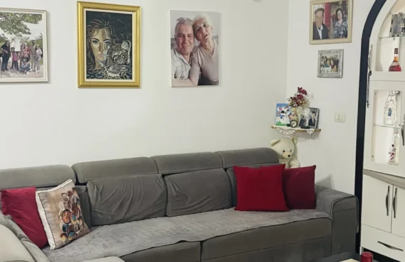 Shtëpi familjare me kopsht dhe parkim të rehatshëm