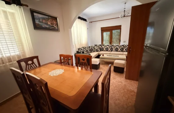 Vilë e pavarur me kopsht, garazh dhe hapësirë për të jetuar